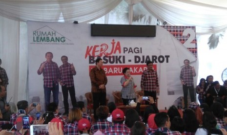 Ketua Umum PDI Perjuangan, Megawati Soekarnoputri bersama calon gubernur dan calon wakil gubernur DKI Jakarta, Basuki Tjahaja Purnama dan Djarot Saiful Hidayat menyapa para relawan dan pendukungnya di Rumah Lembang, Menteng, Jakarta Pusat.