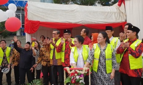 Ketua Umum PDI Perjuangan Megawati Soekarnoputri dan Menteri Koordinator Pembangunan Manusia dan Kebudayaan (Menko PMK) Puan Maharani atas nama keluarga besar almarhum H.M. Taufiq Kiemas melakukan peletakan batu pertama (groundbreaking) sebagai tanda dimulainya pembangunan Masjid At Taufiq, Jumat (8/6).