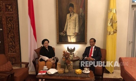 Ketua Umum PDI Perjuangan, Megawati Soekarnoputri dan Presiden Joko Widodo melaksanan pertemuan membahas isu terkini di Istana Batu Tulis, Bogor, Jawa Barat, Selasa (20/2) malam.