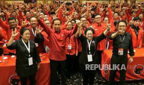 Ketua Umum PDI Perjuangan Megawati Soekarnoputri, dan Presiden Joko Widodo berfoto usai mendeklarasikan kembali Joko Widodo sebagai capres 2019 - 2024 di Hotel Grand Inna Bali Beach, Sanur, Bali, Jumat (23/2). 