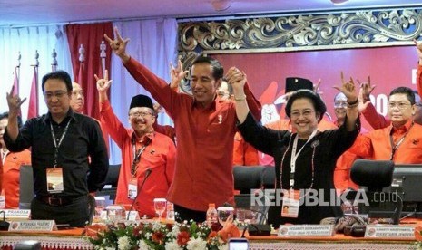 Ketua Umum PDI Perjuangan Megawati Soekarnoputri, dan Presiden Joko Widodo berfoto usai mendeklarasikan kembali Joko Widodo sebagai capres 2019 - 2024 di Hotel Grand Inna Bali Beach, Sanur, Bali, Jumat (23/2). 