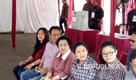 Ketua Umum PDI Perjuangan, Megawati Soekarnoputri ditemani  kedua anaknya, Puan Maharani dan Muhammad Prananda Prabowo menggunakan hak pilihnya di TPS 027, di Kebagusan, Jakarta Selatan, Rabu (18/4). 