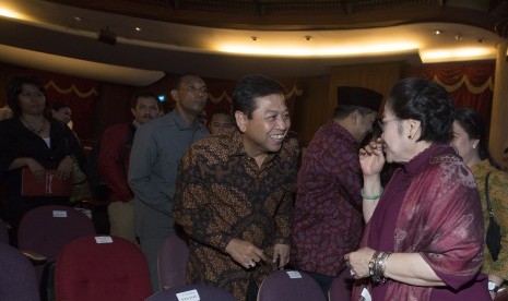 Ketua Umum PDI Perjuangan Megawati Soekarnoputri (kanan) berbincang dengan Ketua DPR Setya Novanto (kiri) usai menonton Pagelaran Peduli Bangun Majapahit di Teater Besar TIM ,Jakarta, Kamis (26/11).