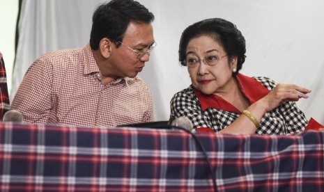 Ketua Umum PDI Perjuangan Megawati Soekarnoputri (kanan) berbincang dengan calon Gubernur DKI Jakarta nomor urut dua Basuki Tjahaja Purnama saat konferensi pers di Kebagusan, Jakarta, Rabu (15/2).