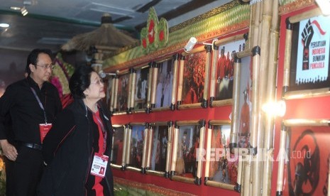 Ketua Umum PDI Perjuangan Megawati Soekarnoputri (kanan) didampingi Politikus PDI Perjuangan Prananda Prabowo (kiri) mengamati foto jurnalistik yang dipajang saat pameran bertema Kepemimpinan, Kerakyatan dan Kampanye Kreatif PDI Perjuangan di Sanur, Denpasar, Bali, Jumat (9/8/2019). 