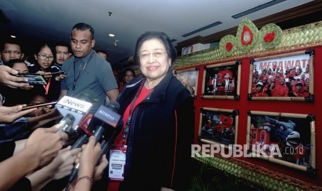 Ketua Umum PDI Perjuangan Megawati Soekarnoputri (kanan) memberikan keterangan pers usai melihat pameran foto jurnalistik bertema Kepemimpinan, Kerakyatan dan Kampanye Kreatif PDI Perjuangan di Sanur, Denpasar, Bali, Jumat (9/8/2019). 