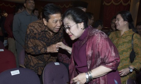 Ketua Umum PDI Perjuangan Megawati Soekarnoputri (kedua kanan) berbincang dengan Ketua DPR Setya Novanto (kiri) disaksikan Menko Pembangunan Manusia dan Kebudayaan Puan Maharani (kanan) usai menonton Pagelaran Peduli Bangun Majapahit di Teater Besar TIM ,J