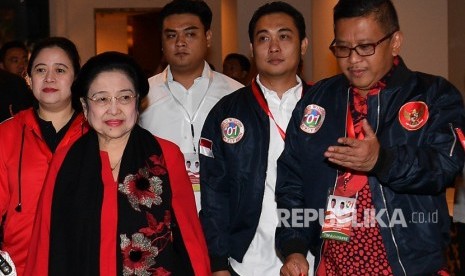 Ketua Umum PDI Perjuangan Megawati Soekarnoputri (ketiga kiri) didampingi Anggota Dewan Pengarah Tim Kampanye Nasional (TKN) Puan Maharani (kedua kiri) dan Sekretaris TKN Hasto Kristiyanto (kanan) tiba untuk mengikuti Konsolidasi H-30 Pemilu Presiden dan Wakil Presiden Tahun 2019 di Hotel Borobudur, Jakarta, Ahad (17/3/2019).