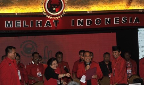 Ketua Umum PDI Perjuangan Megawati Soekarnoputri (ketiga kiri) dipandu pimpinan sidang Frans Lebu Raya (ketiga kanan) bersiap mengucapkan sumpah pengangkatan saat Kongres IV PDI Perjuangan di Hotel Inna Grand Bali Beach, Sanur, Bali, Kamis (9/4).