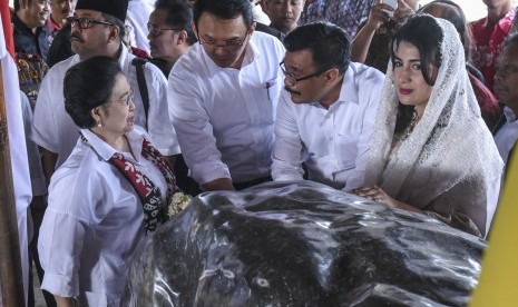 Ketua Umum PDI Perjuangan Megawati Soekarnoputri (kiri) berbincang dengan cagub dari PDIP di dekat makam Bung Karno saat melakukan ziarah di Blitar, Jawa Timur, Senin (10/10). 