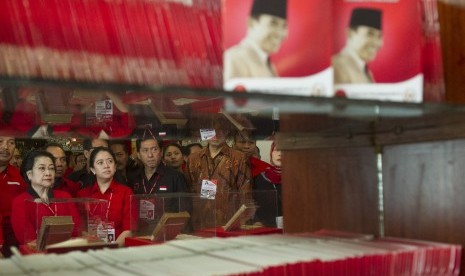 Ketua Umum PDI Perjuangan Megawati Soekarnoputri (kiri) didampingi putrinya Puan Maharani melihat-lihat stan berisi kiprah fraksi PDIP di MPR di sela-sela Kongres IV PDI Perjuangan di Hotel Inna Grand Bali Beach, Sanur, Bali, Jumat (10/4).