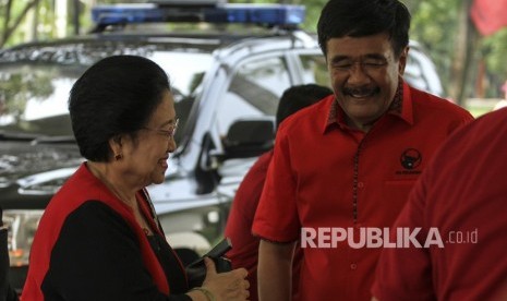 Ketua DPP Djarot Saiful Hidayat (kanan) menyambut Ketua Umum PDIP Megawati Soekarnoputi.