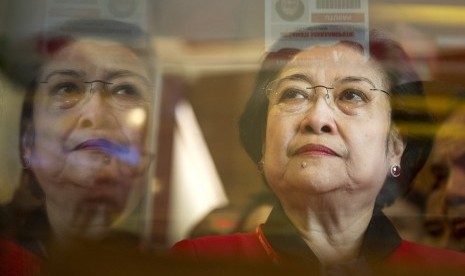 Ketua Umum PDI Perjuangan Megawati Soekarnoputri melihat-lihat stan berisi kiprah fraksi PDIP di MPR di sela-sela Kongres IV PDI Perjuangan di Hotel Inna Grand Bali Beach, Sanur, Bali, Jumat (10/4).