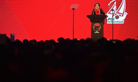 Ketua Umum PDI Perjuangan Megawati Soekarnoputri menyampaikan pidato politiknya pada acara Perayaan Hari Ulang Tahun (HUT) ke-44 PDI Perjuangan di JCC, Senayan, Jakarta, Selasa (10/1). 