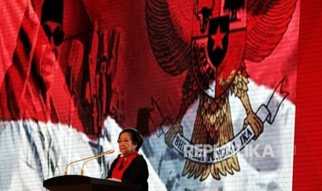 Ketua Umum PDI Perjuangan Megawati Soekarnoputri menyampaikan pidato politiknya pada HUT ke-44 PDIP di Jakarta Convention Center (JCC), Jakarta, Selasa (10/1). HUT ke-44 PDIP yang dihadiri ribuan kader PDIP dari berbagai daerah inimengusung tema 