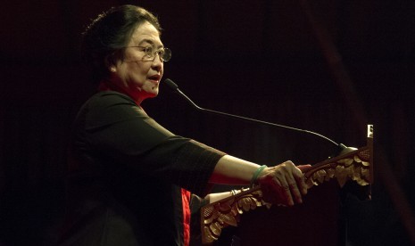 Ketua Umum PDI Perjuangan Megawati Soekarnoputri menyampaikan sambutan pada acara ramah tamah Kongres IV PDI Perjuangan di Hotel Inna Grand Bali Beach, Bali, Rabu (8/4).