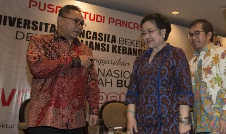 Ketua Umum PDI Perjuangan Megawati Soekarnoputri (tengah) berbincang dengan Ketua MPR Zulkifli Hasan (kiri) dan Penulis Buku Revolusi Pancasila Yudi Latif (kanan) dalam seminar nasional dan bedah buku Revolusi Pancasila di Balai Sidang Jakarta, Selasa (27/