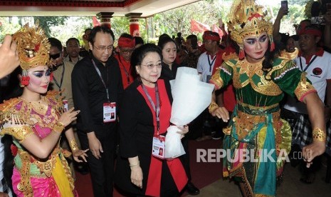 Ketua Umum PDI Perjuangan Megawati Soekarnoputri (tengah) didampingi Politikus PDI Perjuangan Puan Maharani (kedua kanan) dan Politikus PDI Perjuangan Prananda Prabowo (kedua kiri) berjalan memasuki ruangan Pembukaan Kongres V PDI Perjuangan di Sanur, Denpasar, Bali, Kamis (8/8/2019). 