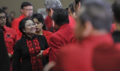 Ketua Umum PDI Perjuangan Megawati Soekarnoputri (tengah) menyalami sejumlah kader saat pembukaan Rakernas III PDI-P.