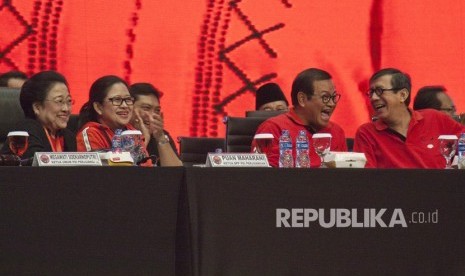 Ketua Umum PDI Perjuangan Megawati Sukarnoputri (kiri) bersama Menko Bidang Pembangunan Manusia dan Kebudayaan Puan Maharani (kedua kiri), Seskab Pramono Anung (kedua kanan), Menteri Hukum dan Hak Asasi Manusia Yasonna Laoly (kanan) hadir dalam Rapat Koordinasi Nasional (Rakornas) PDI Perjuangan di JIExpo Kemayoran, Jakarta, Jumat (11/1/2019). 