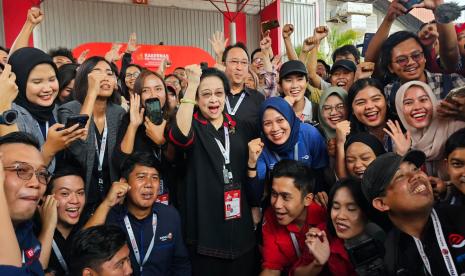 Ketua Umum PDI Perjuangan (PDIP) Prof. Dr. (H.C) Megawati Soekarnoputri bersama putranya sekaligus Ketua DPP PDIP Prananda Prabowo melakukan sesi foto bersama wartawan peliput kegiatan Rapat Kerja Nasional (Rakernas) IV PDIP di JIExpo Kemayoran, Jakarta, Ahad (1/10/2023).