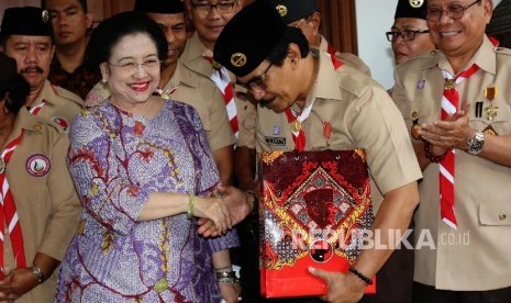 Ketua Umum PDI Perjuangan yang juga mantan Presiden Megawati Soekarnoputri (kiri) dan Ketua Kwartir Nasional Gerakan Pramuka Adhyaksa Dault (kedua kanan) memberikan keterangan pers usai melakukan pertemuan di Jalan Teuku Umar, Menteng, Jakarta Pusat,  