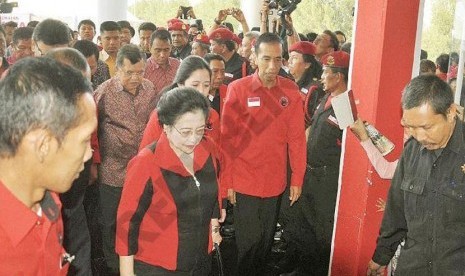 Ketua Umum PDIP, Megawati Soekarnoputri bersama presiden terpilih Joko Widodo tiba di arena Rakernas IV PDIP di Semarang, Jumat (19/9).