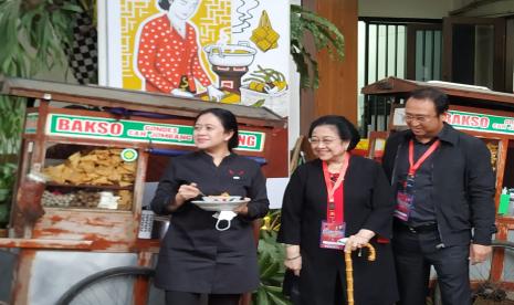 Ketua Umum PDIP Megawati Soekarnoputri didampingi Ketua DPP PDIP Puan Maharani dan Kepala Pusat Analisa dan Pengendali Situasi PDIP M Prananda Prabowo santap bakso di Sekolah Partai PDIP, Lenteng Agung, Jakarta Kamis (23/6). 