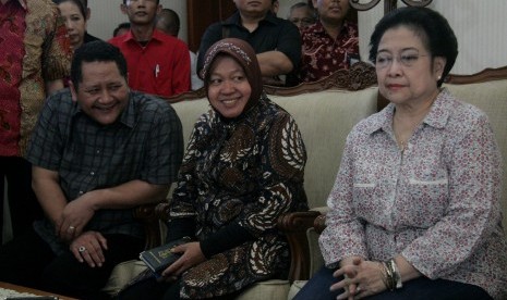 Ketua Umum PDIP Megawati Soekarnoputri (kanan) didampingi Wali Kota Surabaya Tri Rismaharini (tengah), Wakil Wali Kota Surabaya Wisnu Sakti Bhuana (kiri)