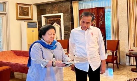 Ketua Umum PDIP Megawati Soekarnoputri (kiri) bersama Presiden Joko Widodo (kanan).