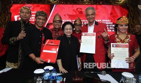 Ketua Umum PDIP Megawati Soekarnoputri (tengah) bersama para bakal calon gubernur dan wakil gubernur (kiri ke kanan) TB Hasanuddin-Anton Charliyan (pilkada Jabar), Dodi Reza Alex Noerdin-Giri Ramanda Kiemas (pilkada Sumsel), Ganjar Pranowo (cagub Jateng) dan Karolin Margret Natasa (cagub Kalbar) berfoto bersama di kantor DPP PDIP, Lenteng Agung, Jakarta Selatan, Ahad (7/1). 