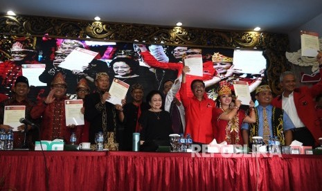 Ketua Umum PDIP Megawati Soekarnoputri (tengah) bersama para bakal calon gubernur dan wakil gubernur (kiri ke kanan) Irjen Pol Safaruddin (cagub Kaltim), Dodi Reza Alex Noerdin-Giri Ramanda Kiemas (pilkada Sumsel), TB Hasanuddin-Anton Charliyan (pilkada Jabar), Sihar Sitorus-Djarot Saiful Hidayat (cawagub-cagub Sumut), Karolin Margret Natasa-Suryadman Gidot (pilkada Kalbar), dan Ganjar Pranowo (cagub Jateng) berfoto bersama di kantor DPP PDIP, Lenteng Agung, Jakarta Selatan, Ahad (7/1). 