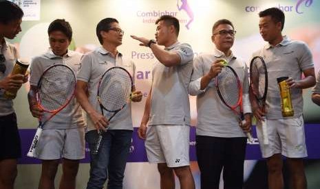 Ketua Umum Pelti Rildo Ananda Anwar (kedua kanan) bersama Presdir Combiphar Michael Wanandi (ketiga kiri) berbincang dengan atlet tenis Indonesia Justin barki (kiri), M Rifky Fitriadi (kedua kiri), Anthony Susanto (ketiga kanan) dan David Agung Susanto (kanan) usai konferensi pers, di Jakarta, Kamis (19/7). 