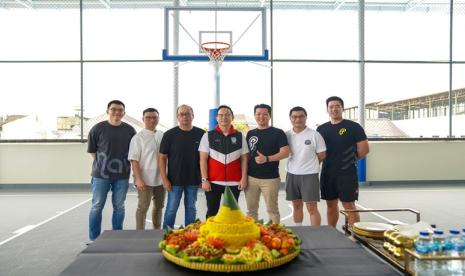 Ketua Umum Pengprov Perbasi DKI Jakarta Lexyndo Hakim (tengah) bersama manajer tim 3x3 basket putri DKI Jakarta untuk PON 2024 Leonardus Kuswanto (kedua kiri) berfoto bersama dalam peresmian lapangan basket 3x3 berstandar FIBA di Playfield Premium Club Srengseng, Jakarta, Sabtu (.6/7/2024). Tim 3x3 DKI Jakarta akan menjalani Pelatda PON 2024 Aceh-Sumut di lapangan ini.