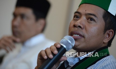 Ketua Umum Pengurus Besar Himpunan Mahasiswa Islam (PB HMI) Mulyadi P Tamsir (kanan) bersama Panglima Front Pembela Islam (FPI) Munarman (kiri) (Ilustrasi) 