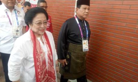 Ketua Umum Pengurus Besar Ikatan Pencak Silat Indonesia (IPSI) Prabowo Subianto menyambut kedatangan Megawati Soekarnoputri di Padepokan Pencak Silat Taman Mini Indonesia Indah, di Jakarta Timur, Rabu (29/8).