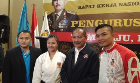 Ketua Umum Pengurus Besar Institut Karate-Do Nasional (PB INKANNAS), Jenderal Polisi (Purn.) Badrodin Haiti (kedua dari kanan) saat membuka rakernas PB INKANAS di Jakarta, Sabtu (15/2).