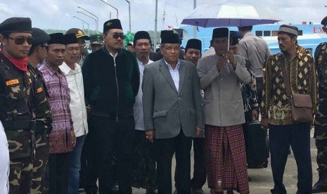 Ketua Umum Pengurus Besar Nahdlatul Ulama KH Said Aqil Siradj (tengah)