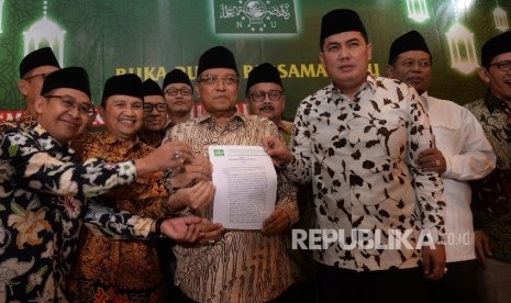 Ketua Umum Pengurus Besar Nahdlatul Ulama (PBNU) KH Said Aqil Siroj (tengah) bersama pengurus PBNU menunjukkan surat penolakan tentang kebijakan Full Day School (Ilustrasi)