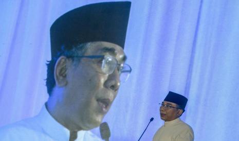 Ketua Umum Pengurus Besar Nahdlatul Ulama (PBNU) KH Yahya Cholil Staquf memberikan sambutan pada Rakernas dan Pengukuhan Pengurus Lembaga atau Badan khusus PBNU Masa Khidmat 2022-2027 di Pondok Pesantren Cipasung, Singaparna Kabupaten Tasikmalaya, Jawa Barat, Kamis (24/3/2022) malam. Rakernas yang berlangsung pada Kamis-Jumat, 24-25 Maret 2022 tersebut akan membahas program kerja PBNU periode 2022-2027. 