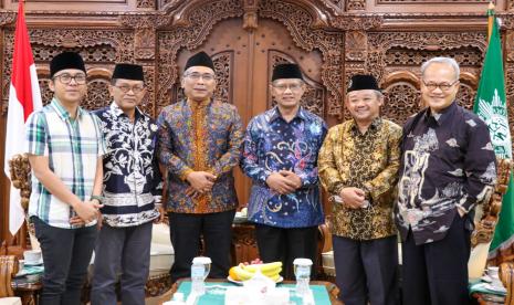 Ketua Umum Pengurus Besar Nahdlatul Ulama (PBNU), KH Yahya Cholil Staquf bersilaturrahim dengan Ketua Umum PP Muhammadiyah Prof Haedar Nasir di Kantor Pimpinan Muhammadiyah di Jakarta Pusat, Ahad (4/9). 