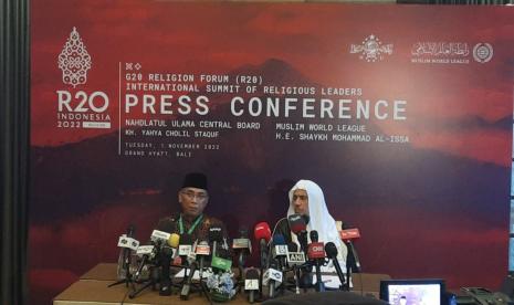 Ketua Umum Pengurus Besar Nahdlatul Ulama (PBNU), KH Yahya Cholil Staquf dan Sekretaris Jenderal Rabitah Alam Islami atau Liga Muslim Dunia, Syekh Mohammed Al-Issa dalam konferensi pers di Grand Hyatt, Kawasan Wisata Nusa Dua Bali, Kabupaten Badung, Selasa (1/11/2022). 