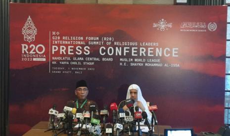 Ketua Umum Pengurus Besar Nahdlatul Ulama (PBNU), KH Yahya Cholil Staquf dan Sekretaris Jenderal Rabitah Alam Islami atau Liga Muslim Dunia, Syekh Mohammed Al-Issa dalam konferensi pers di Grand Hyatt, Kawasan Wisata Nusa Dua Bali, Kabupaten Badung, Selasa (1/11/2022). Syekh Al-Issa Apresiasi NU dalam Penyelenggaraan Forum R20 di Bali