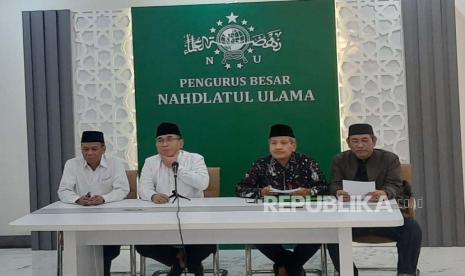 Ketua Umum Pengurus Besar Nahdlatul Ulama (PBNU), KH Yahya Cholil Staquf bersama pengurus PBNU lainnya saat jumpa pers terkait kegiatan Munas Alim Ulama dan Konbes NU di Plaza PBNU, Jakarta Pusat, Jumat (15/9/2023). Kegiatan ini akan digelar pada 18-20 September mendatang. 