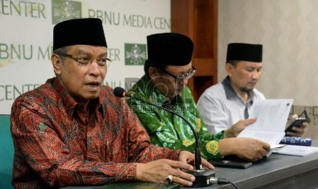 Ketua Umum Pengurus Besar Nahdlatul Ulama (PBNU) Said Aqil Siradj (Kiri) didampingi Ketua Steering Committee Panitia Muktamar NU ke-33 Slamet Effendy Yusuf (tengah) memberikan keterangan terkait laporan akhir persiapan pelaksanaan Muktamar NU di Kantor PBN