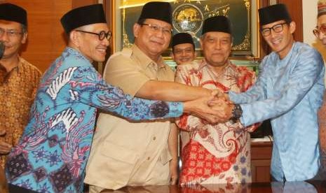 Ketua Umum Pengurus Besar Nahdlatul Ulama (PBNU) Said Aqil Siradj (kedua kanan), Ketua Pengurus Besar Nahdlatul Ulama (PBNU) Robikin Emhas (kiri), dan pasangan Bakal Calon Presiden/Wakil Presiden Prabowo Subianto (kedua kiri)-Sandiaga Uno (kanan) berfoto bertumpu tangan di kantor PBNU, Jakarta, Kamis (16/8).