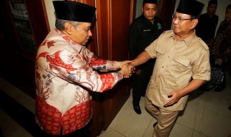 Ketua Umum Pengurus Besar Nahdlatul Ulama (PBNU) Said Aqil Siradj (kiri) menyambut Bakal Calon Presiden Prabowo Subianto (kanan) di kantor PBNU, Jakarta, Kamis (16/8). 