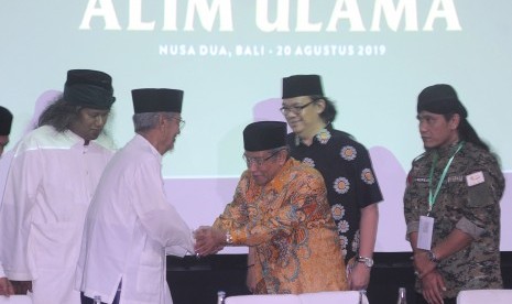 Ketua Umum Pengurus Besar Nahdlatul Ulama (PBNU) Said Aqil Siradj (tengah) berjabat tangan dengan Ketua Dewan Syuro Partai Kebangkitan Bangsa (PKB) Dimyati Rois (kedua kiri) saat Musyawarah Nasional (Munas) Alim Ulama di Nusa Dua, Badung, Bali, Selasa (20/8/2019).