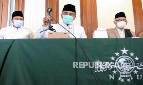 Balikpapan Tempat Pengukuhan Pengurus Baru PBNU. Foto:  Ketua Umum Pengurus Besar Nahdlatul Ulama (PBNU) Yahya Cholil Staquf (tengah) didampingi Rais Aam PBNU Miftachul Akhyar (kanan) dan Sekjen PBNU Saifullah Yusuf (kiri) bersiap menyampaikan keterangan pers di kantor PBNU, Jakarta, Rabu (12/1/2022). Yahya Cholil Staquf memperkenalkan jajaran pengurus PBNU masa bakti periode 2022-2027.