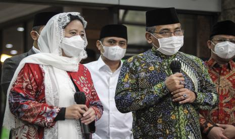 Ketua Umum Pengurus Besar Nahdlatul Ulama (PBNU) Yahya Cholil Staquf (kanan) bersama Ketua DPR Puan Maharani (kiri) menyampaikan keterangan pers usai melakukan pertemuan tertutup di gedung PBNU, Jakarta, Selasa (15/3/2022). Pertemuan tersebut membahas upaya bersinergi guna mencarikan jalan keluar dari berbagai permasalahan yang dialami rakyat Indonesia.